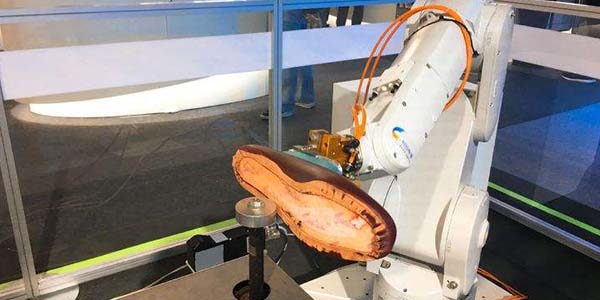 某鞋厂 以2000转速度将鞋底放在打磨机下面打磨，没有想到会这样的