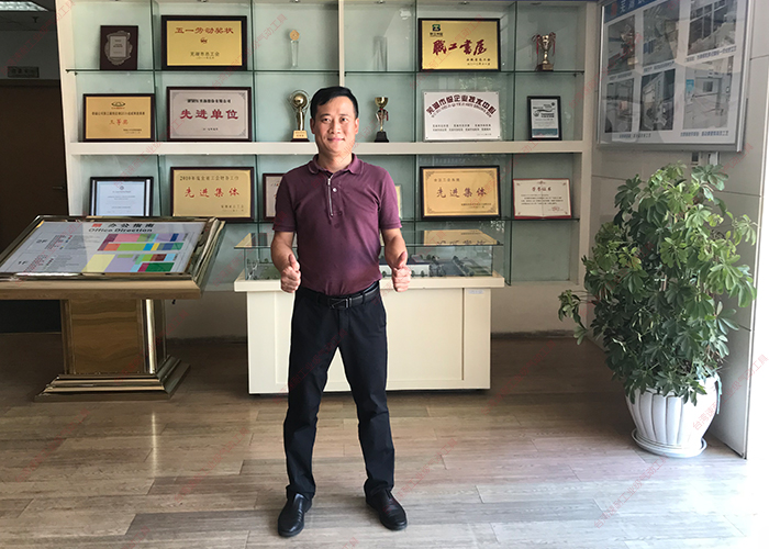台湾91视频精选万里扬荣誉证书前留念