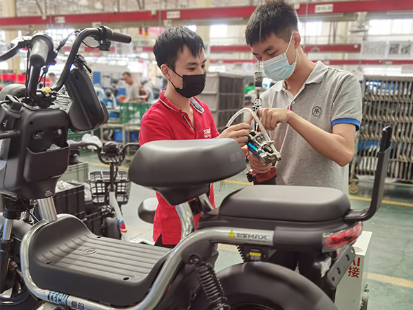 91视频精选技术负责人协助爱玛员工