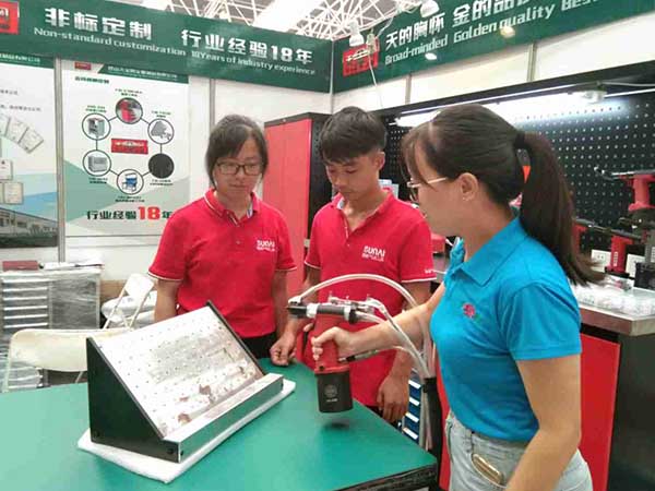 91视频精选气动工具工作人员现场测试