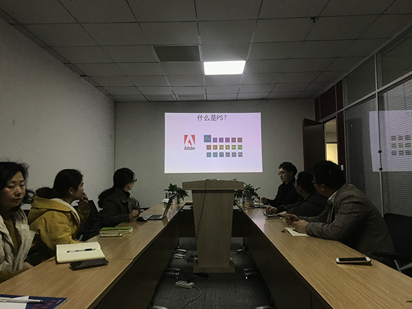 91视频精选团队专心听课