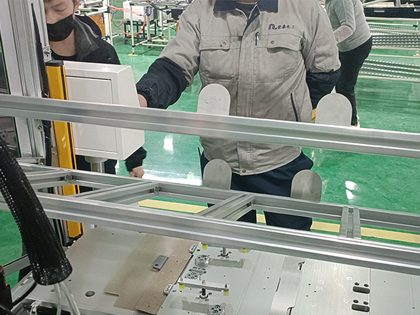91视频精选汽车配件铆接的自动拉钉机成功为荣泰电工提供铆接91视频最新下载