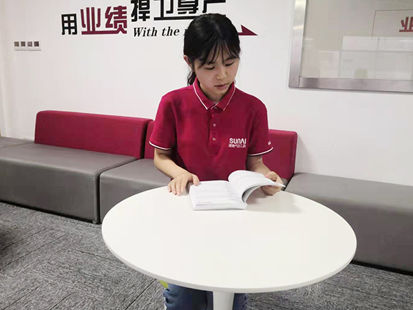 91视频精选气动工具员工在认真的学习